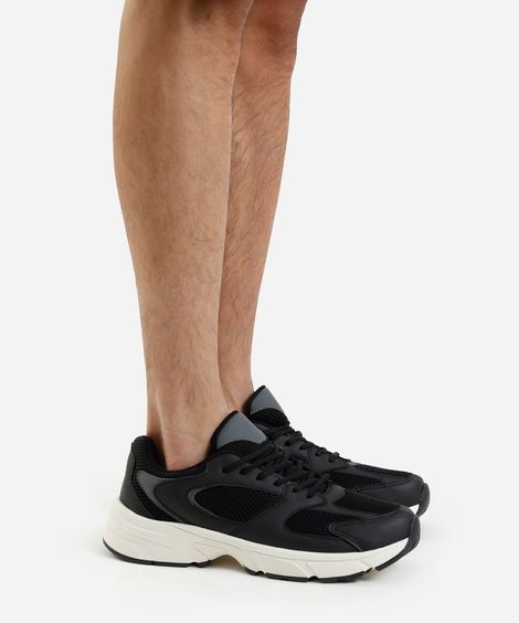 tênis esportivo com recortes preto