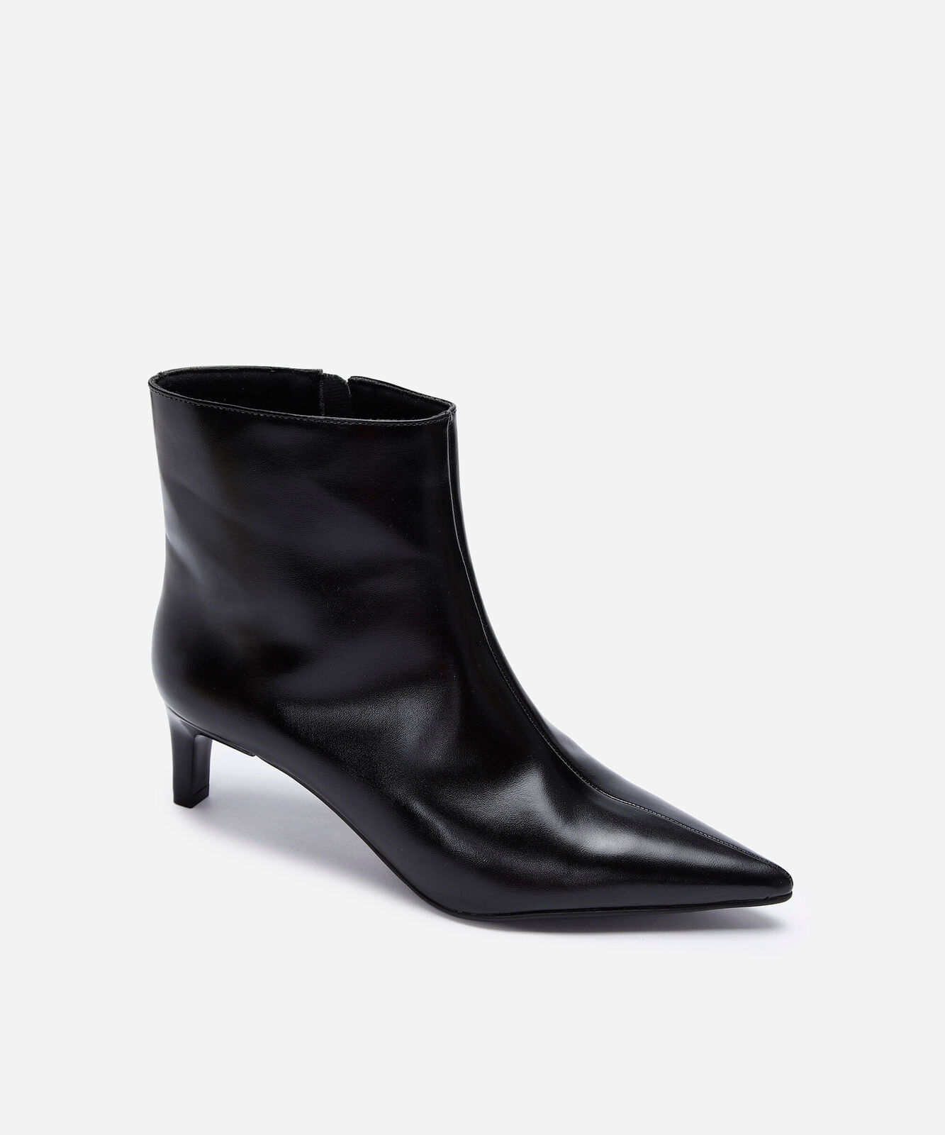 bota cano baixo bico fino preta