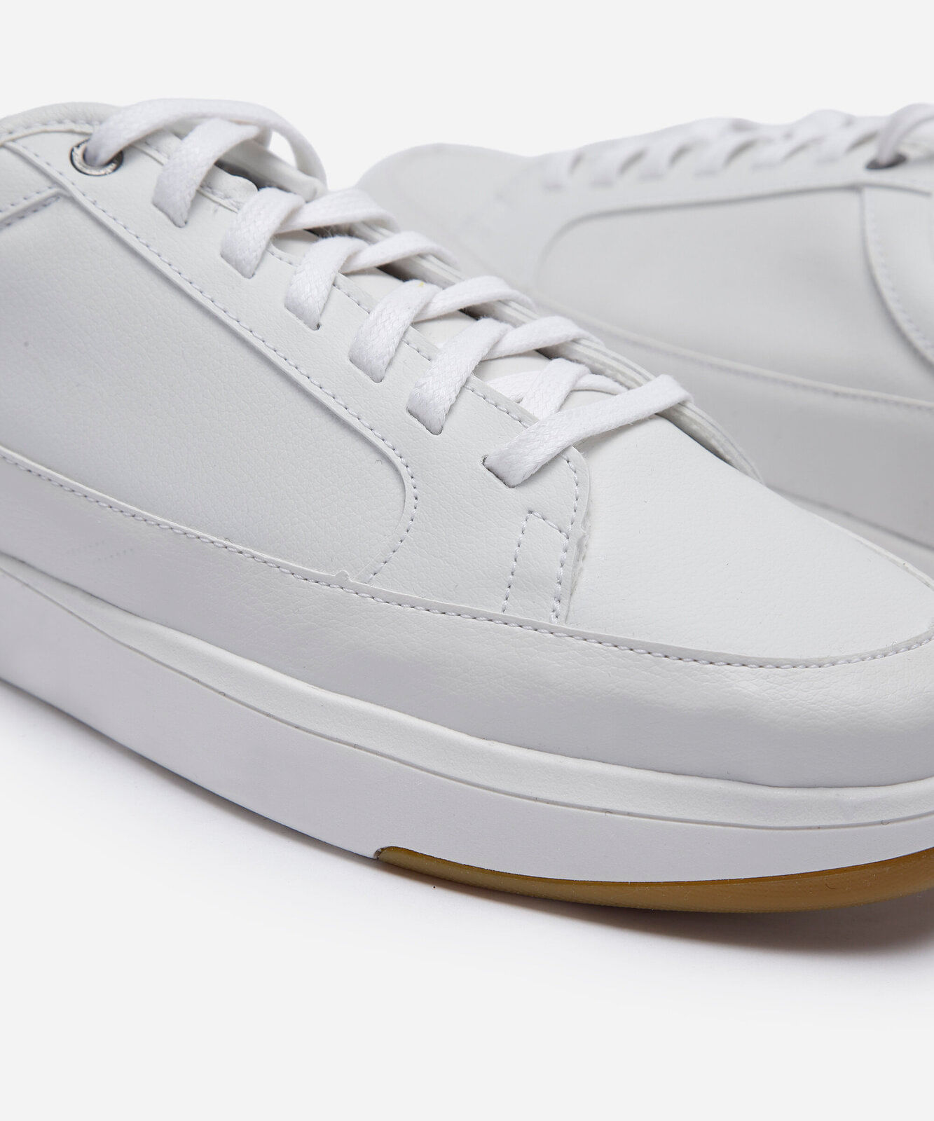 tênis casual com recortes branco
