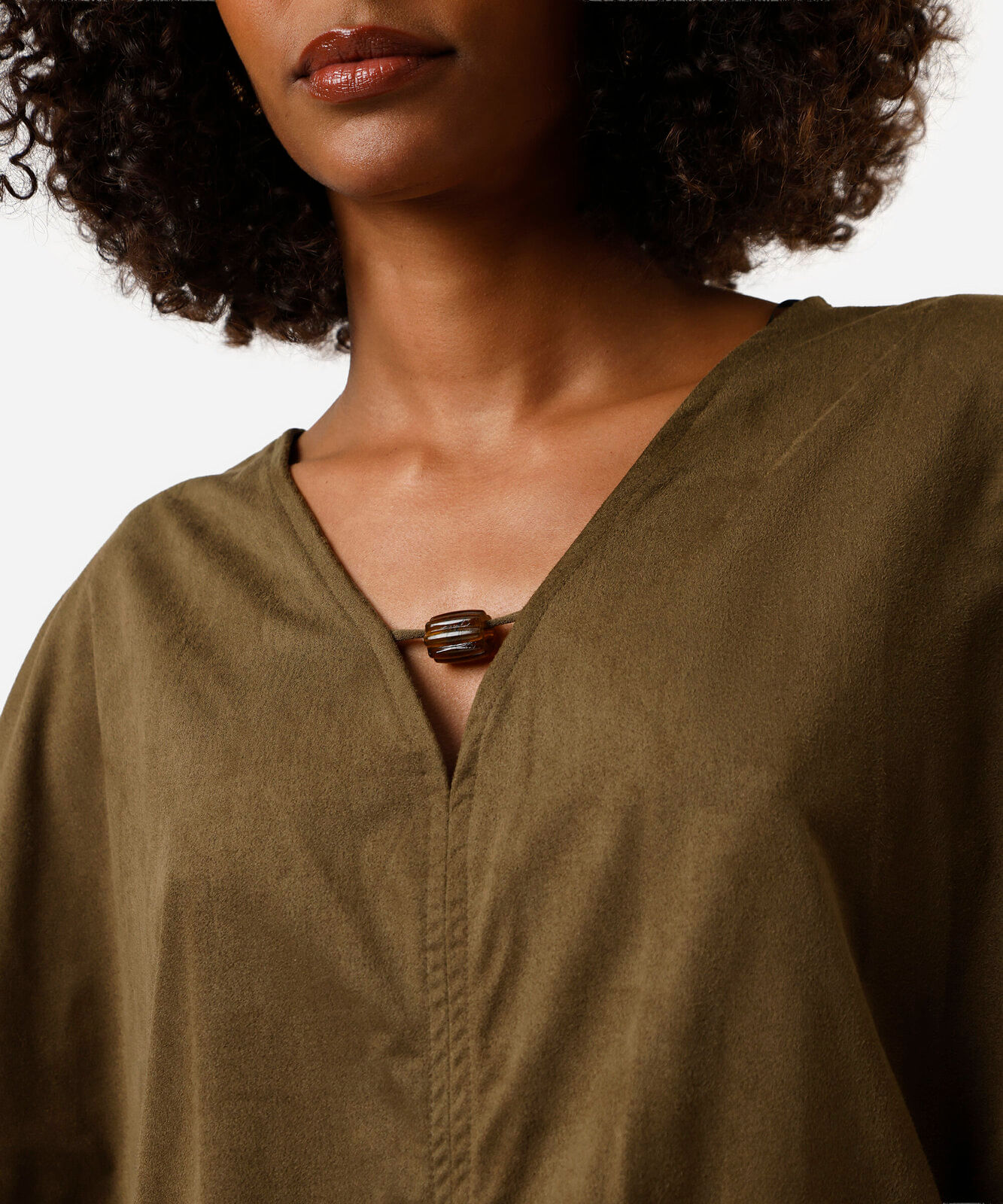 blusa feminina de suede decote v com aviamento verde