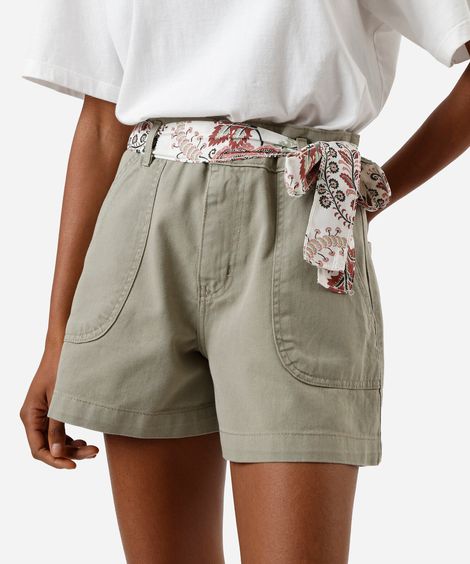 short feminino de sarja com faixa verde