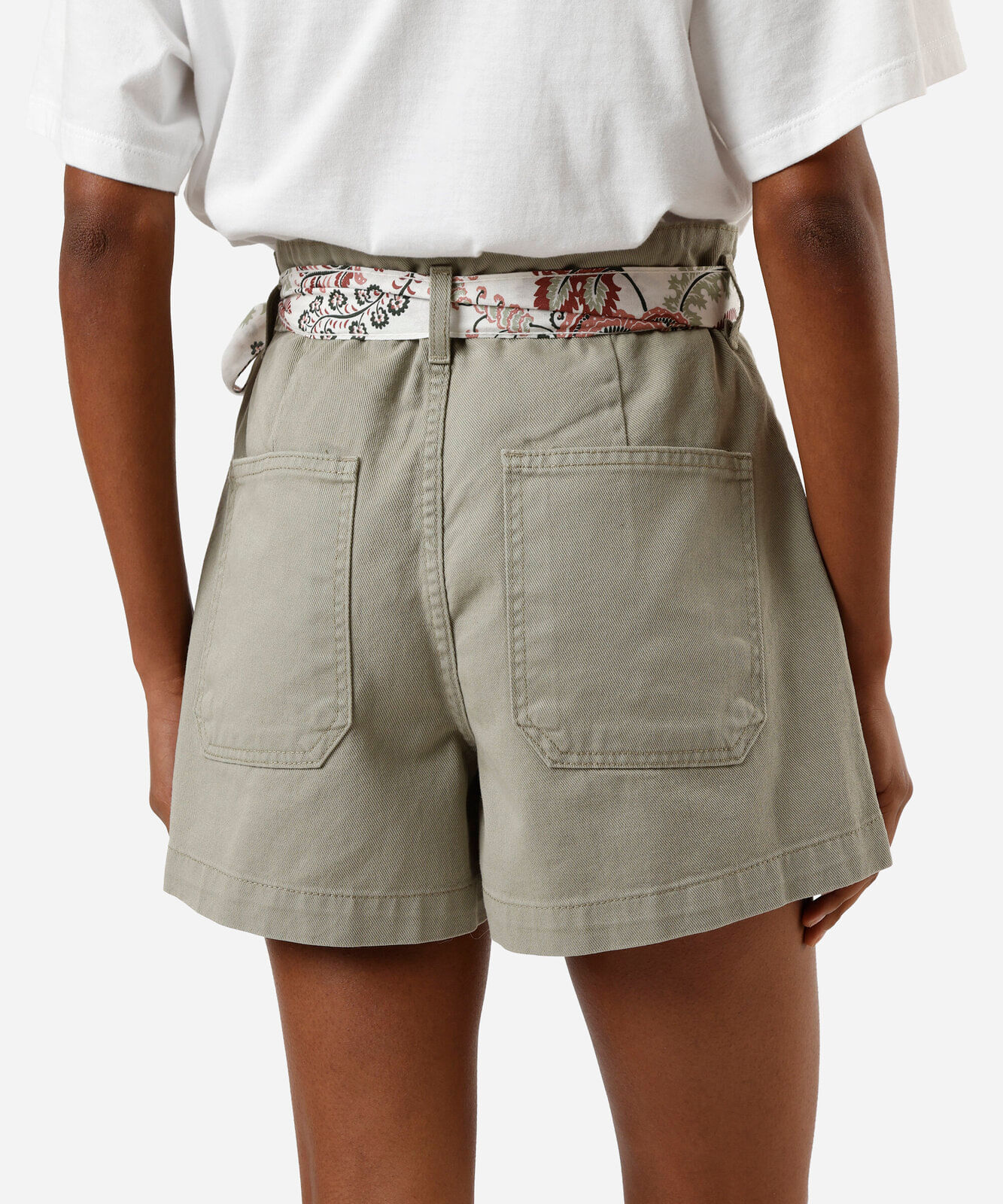 short feminino de sarja com faixa verde