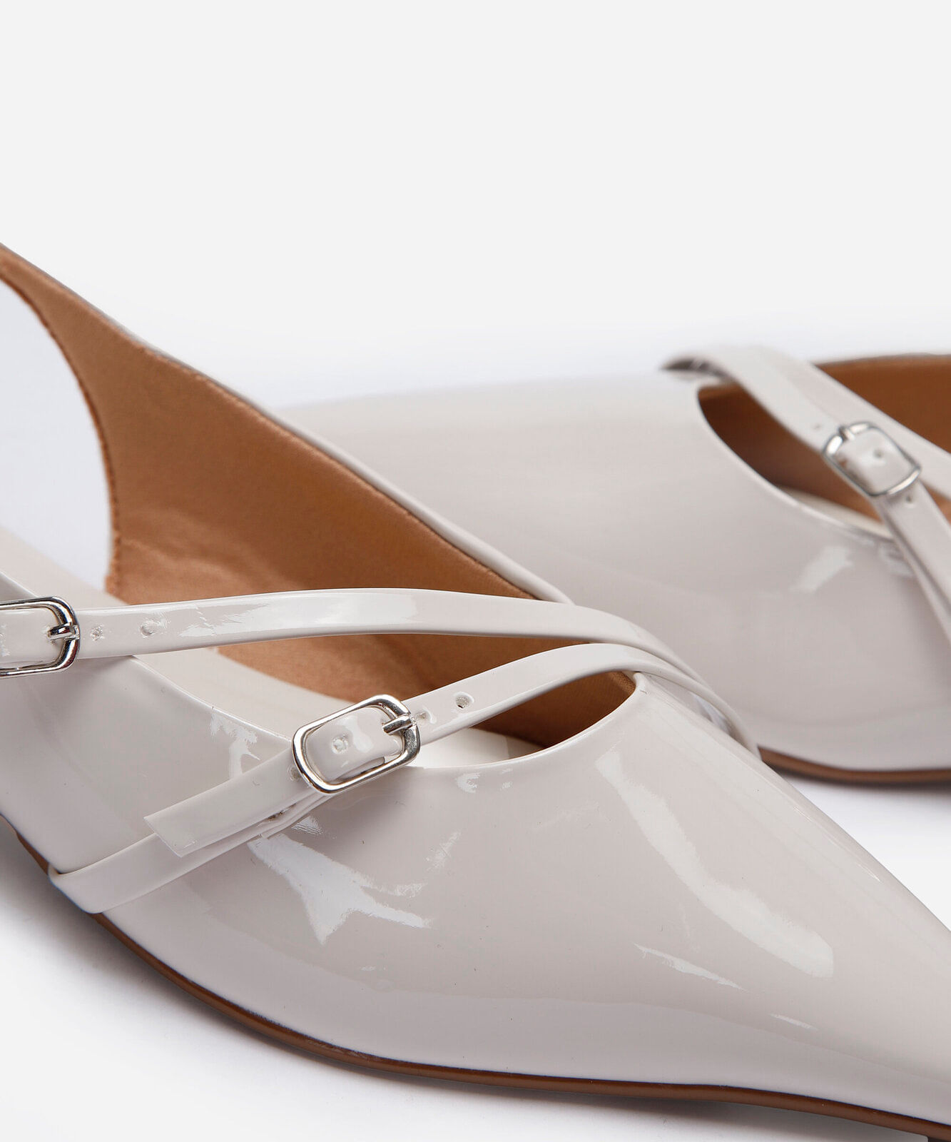 sapatilha slingback bico fino com fivelas off white
