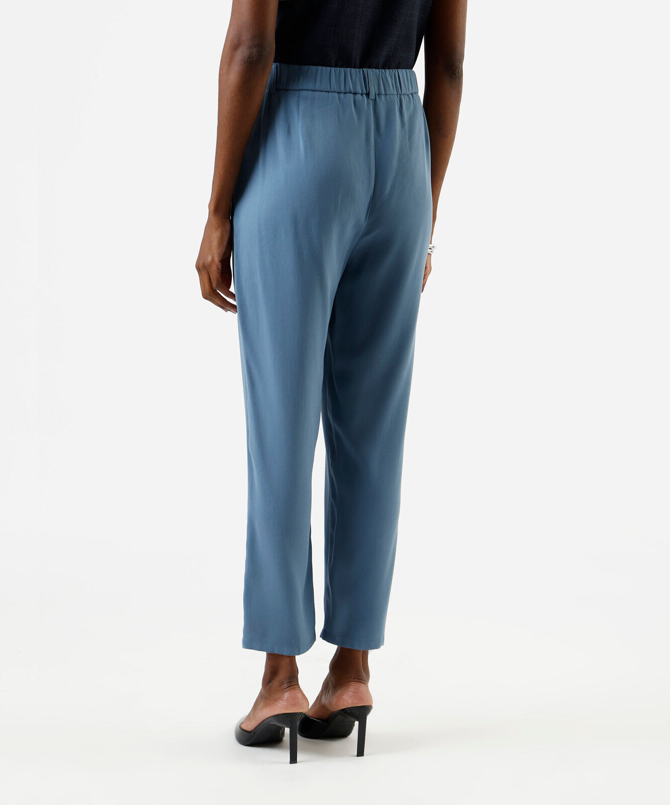 calça reta de alfaiataria feminina com viscose e pregas cós elástico azul