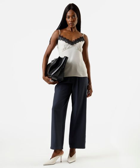 calça reta de alfaiataria feminina com viscose e pregas cinza