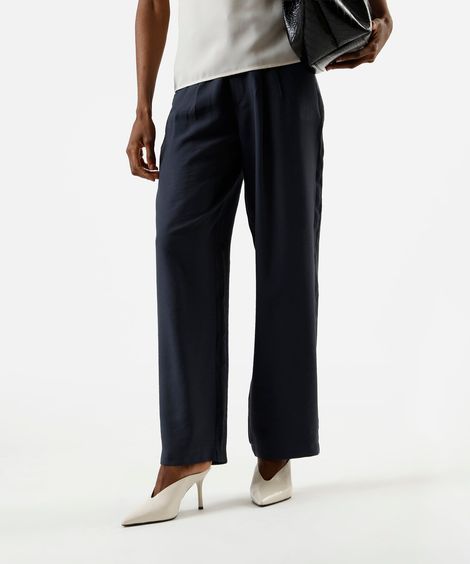 calça reta de alfaiataria feminina com viscose e pregas cinza