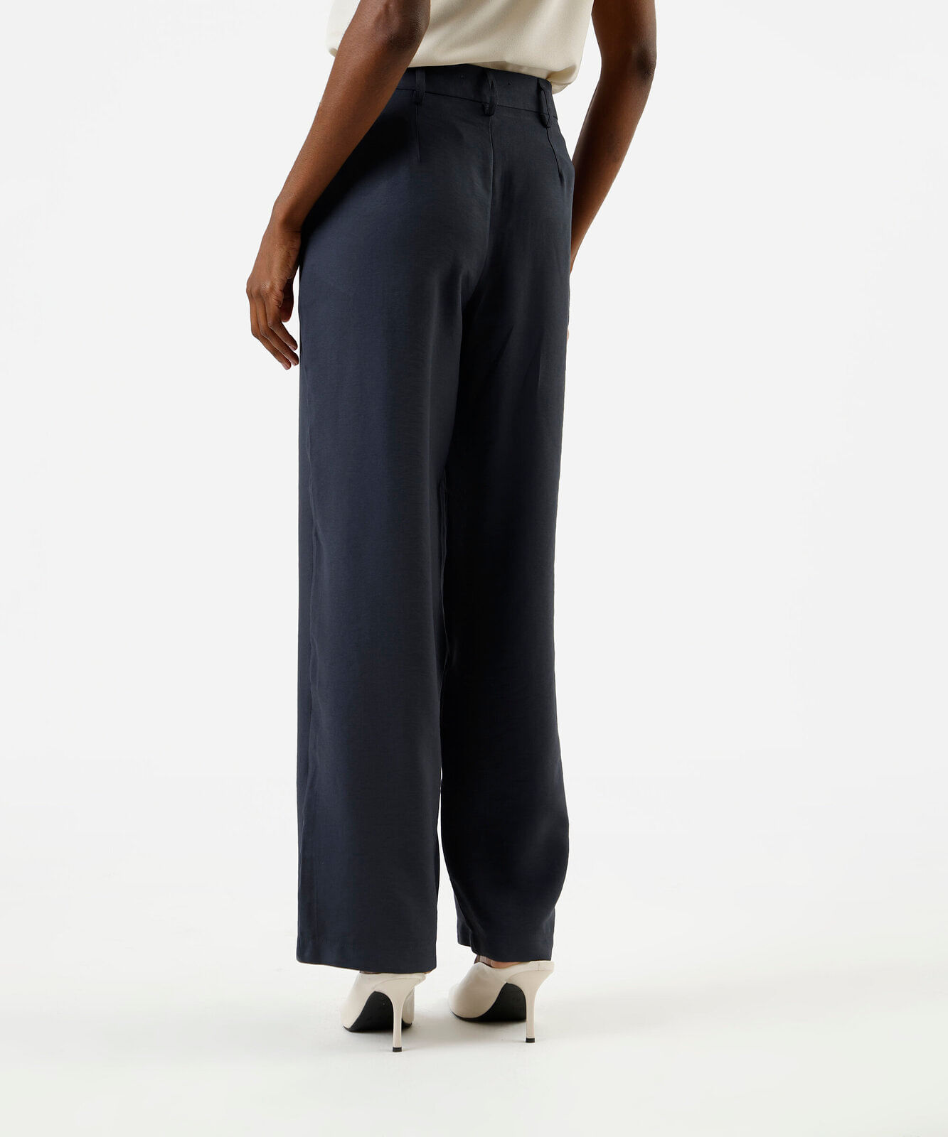 calça reta de alfaiataria feminina com viscose e pregas cinza