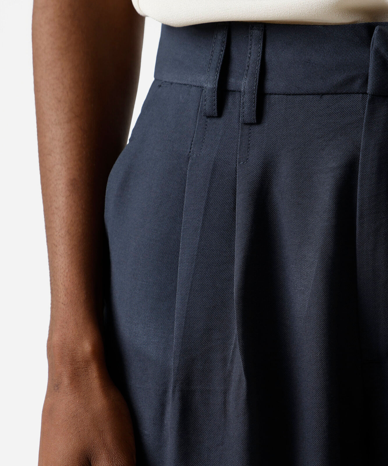calça reta de alfaiataria feminina com viscose e pregas cinza