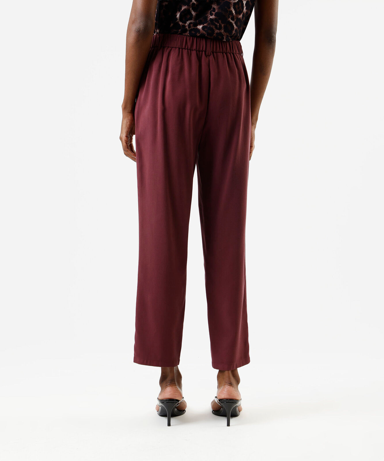 calça reta de alfaiataria feminina com viscose e pregas cós elástico vinho
