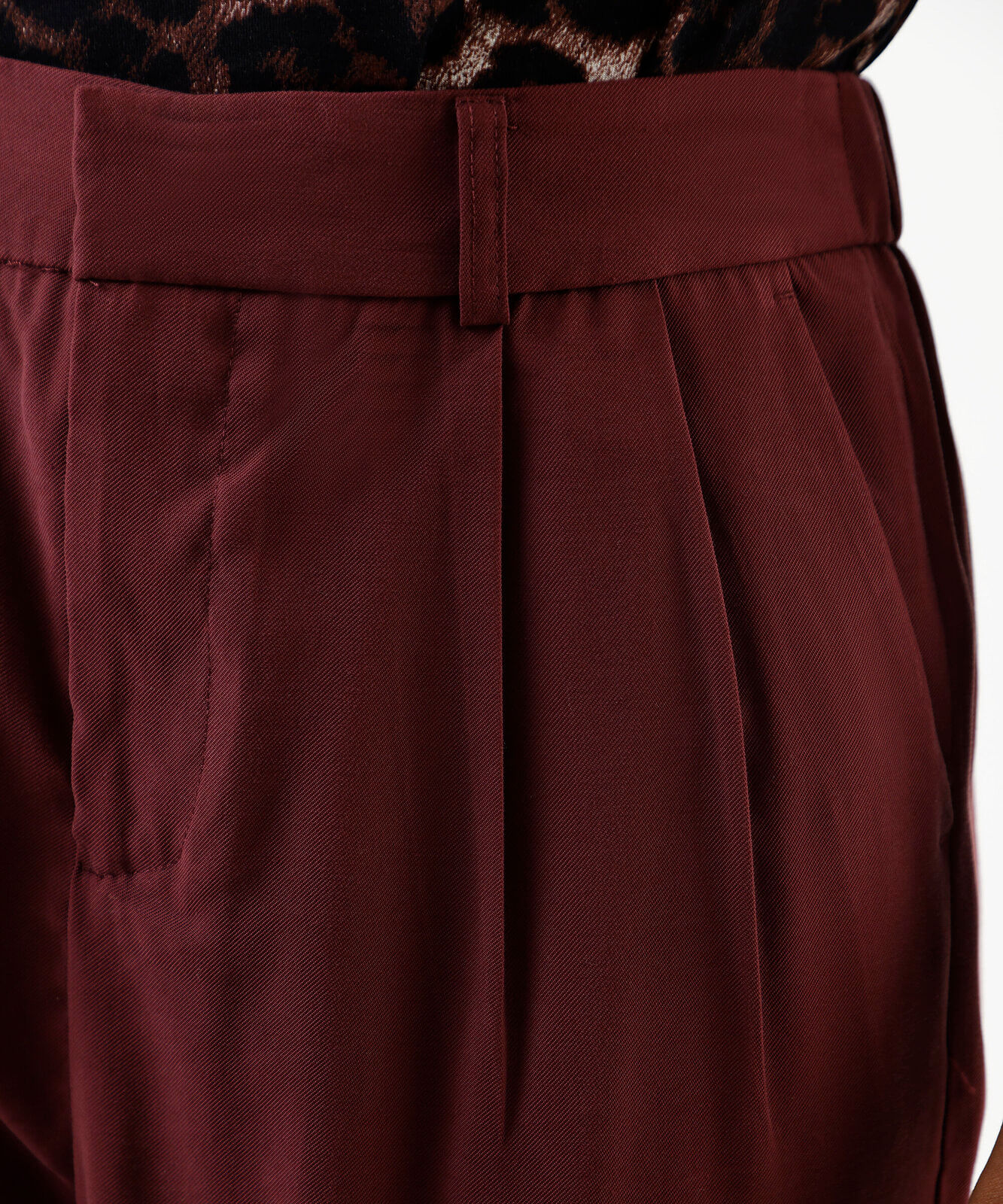 calça reta de alfaiataria feminina com viscose e pregas cós elástico vinho