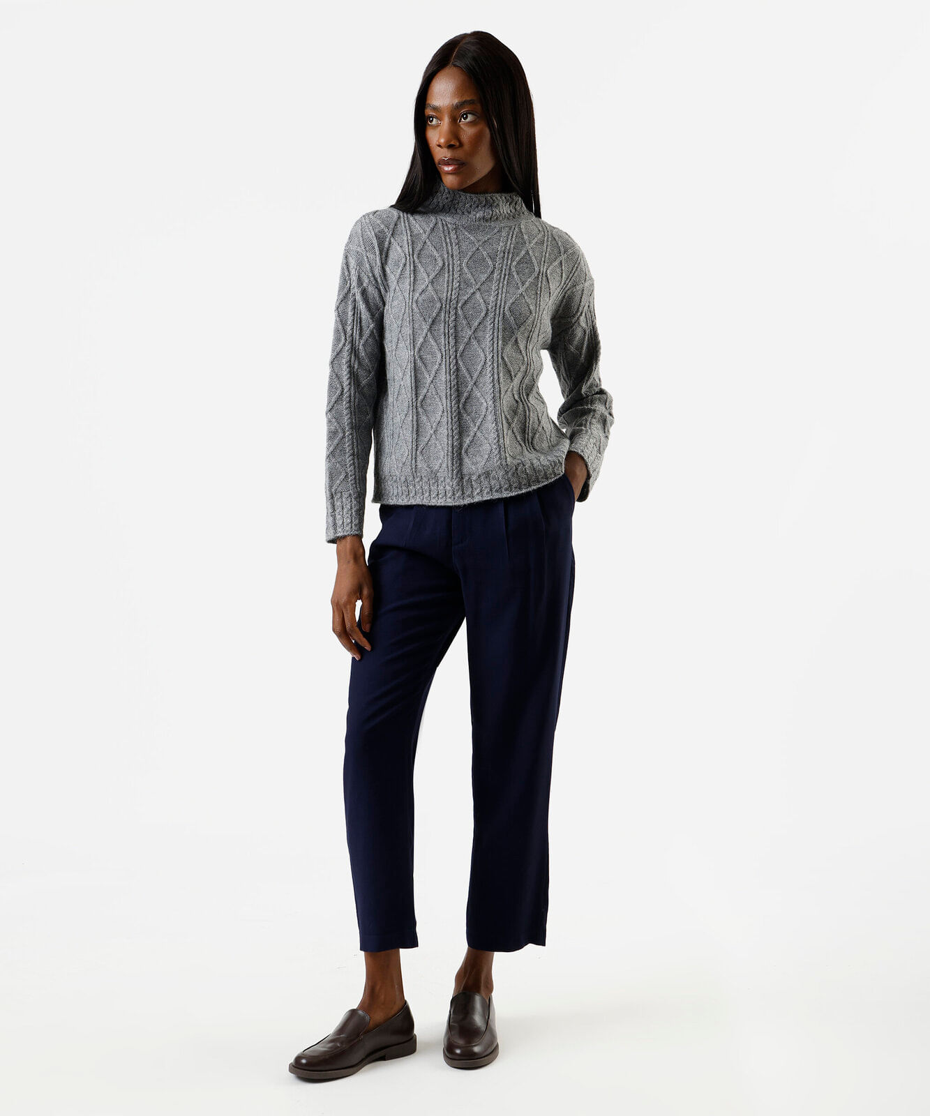calça reta de alfaiataria feminina com viscose e pregas azul