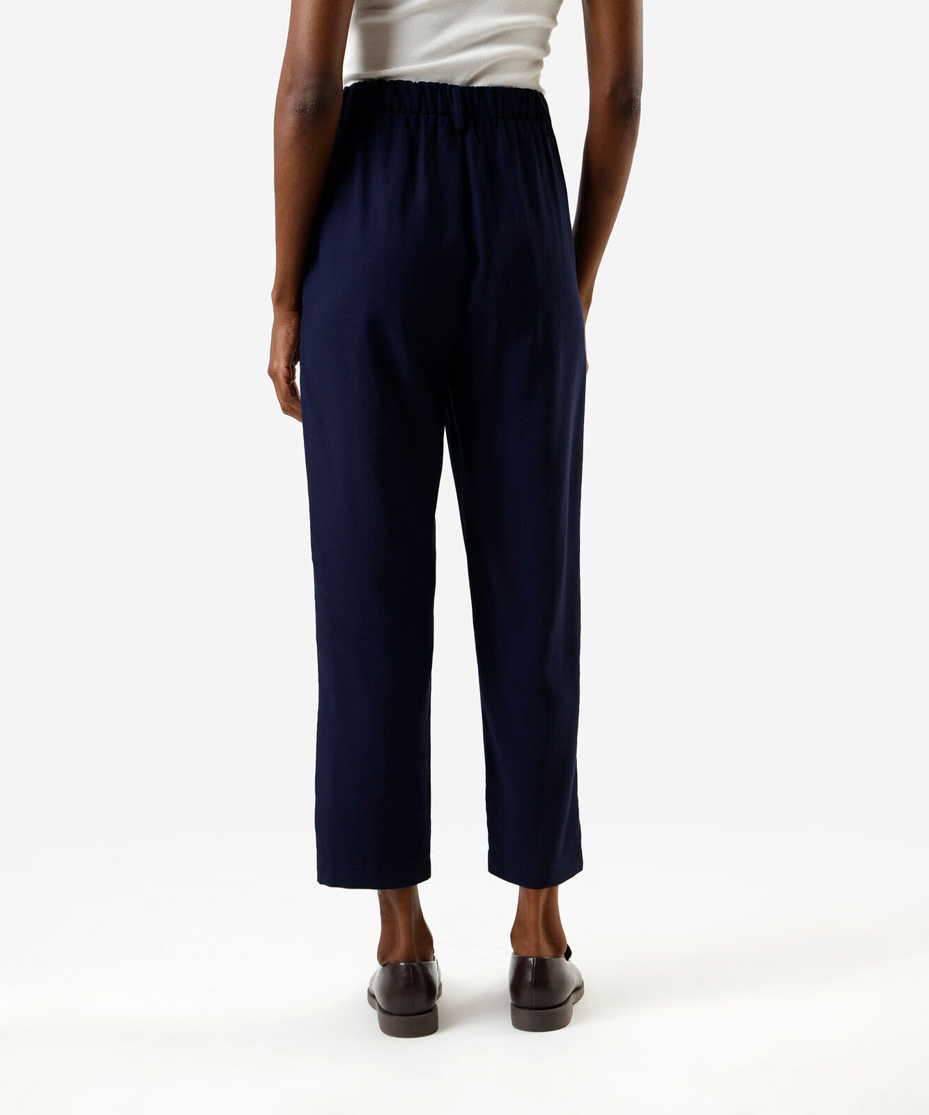 calça reta de alfaiataria feminina com viscose e pregas azul