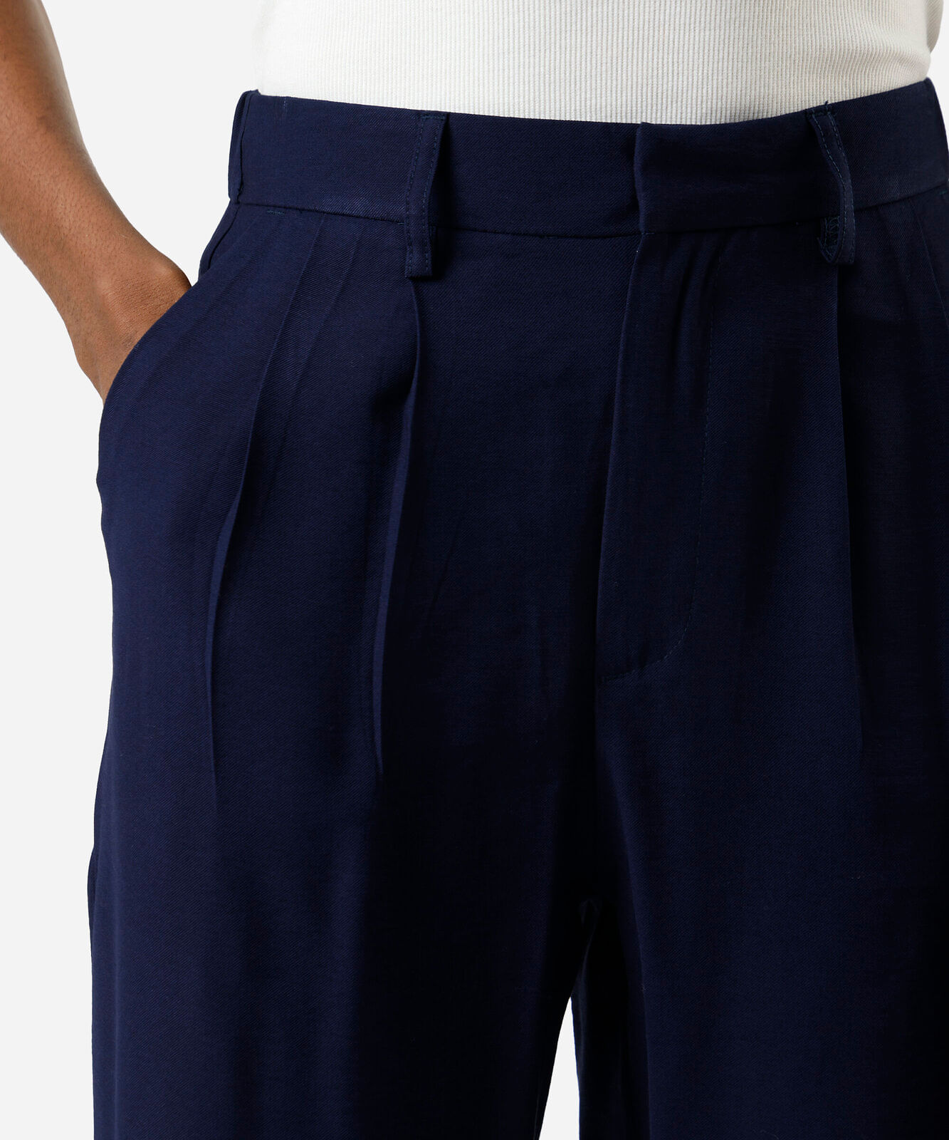 calça reta de alfaiataria feminina com viscose e pregas azul