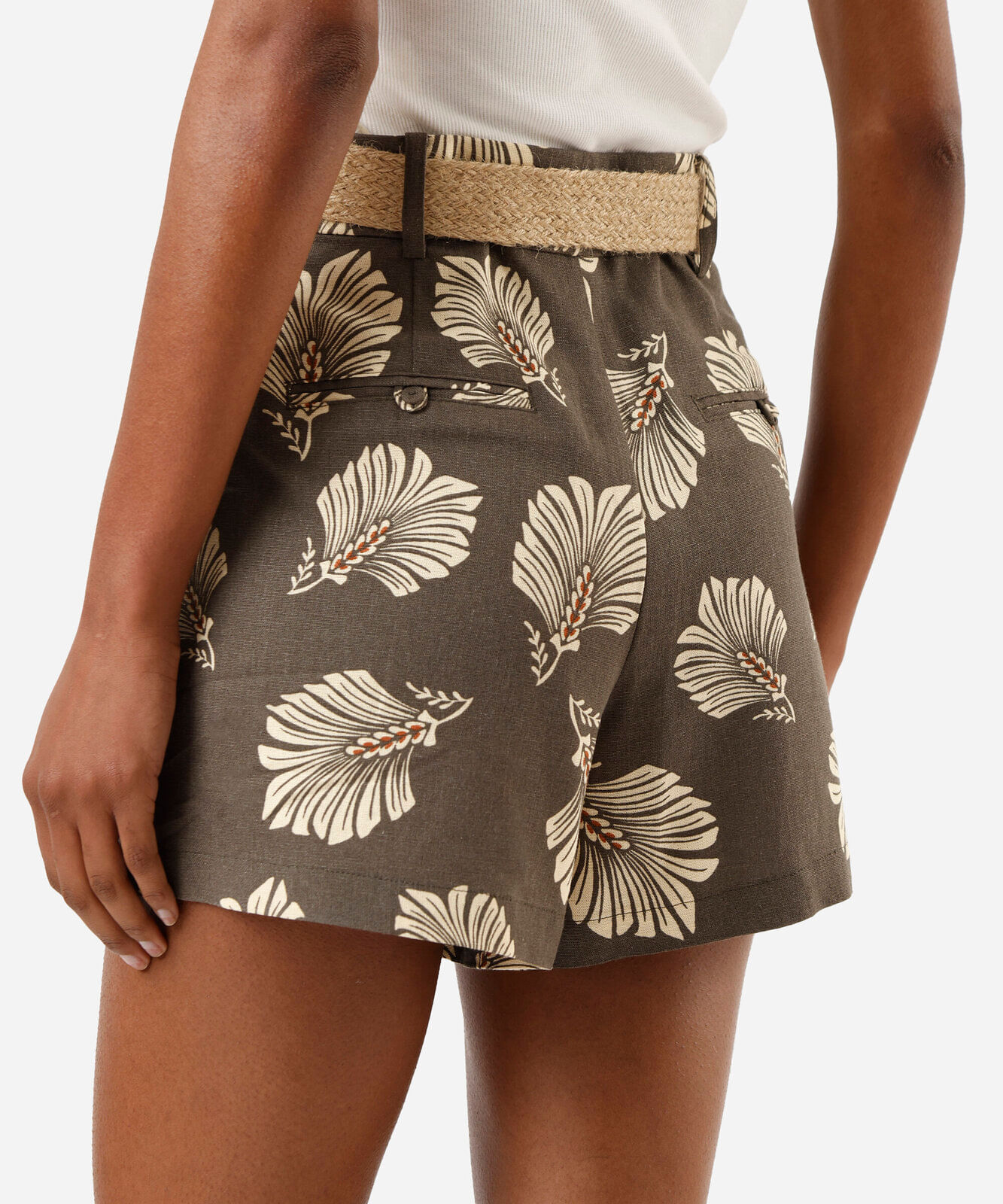 short feminino com linho e cinto folhagens verde