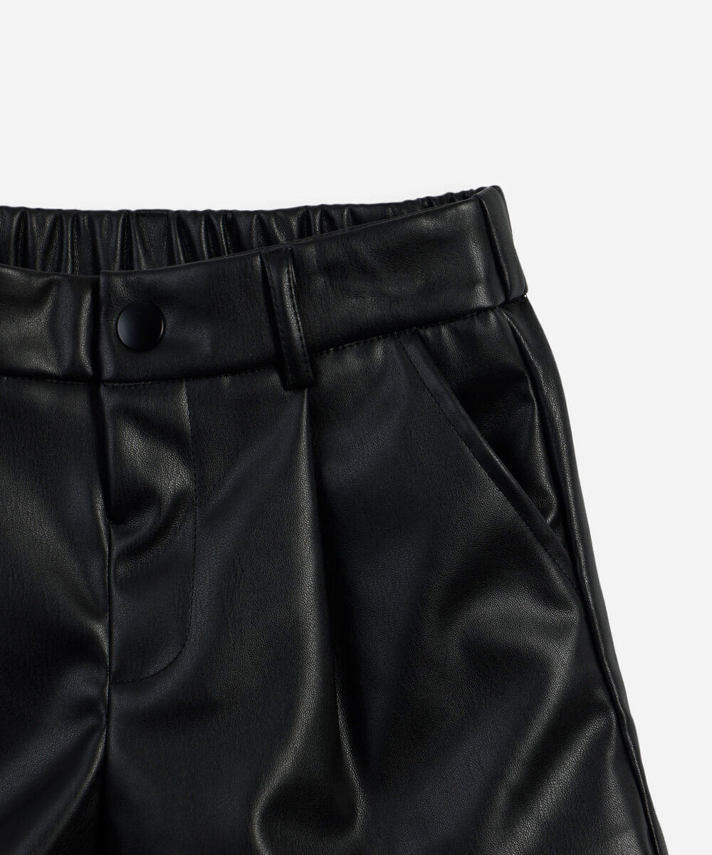 short infantil de pu preto