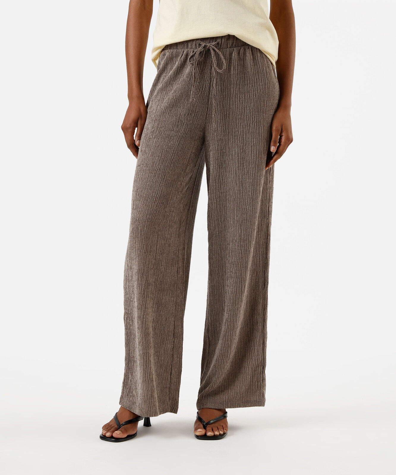 calça reta básica feminina texturizada marrom