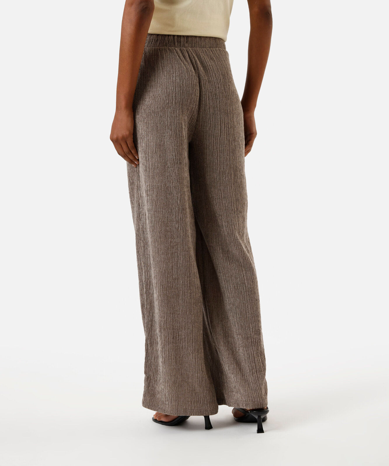 calça reta básica feminina texturizada marrom