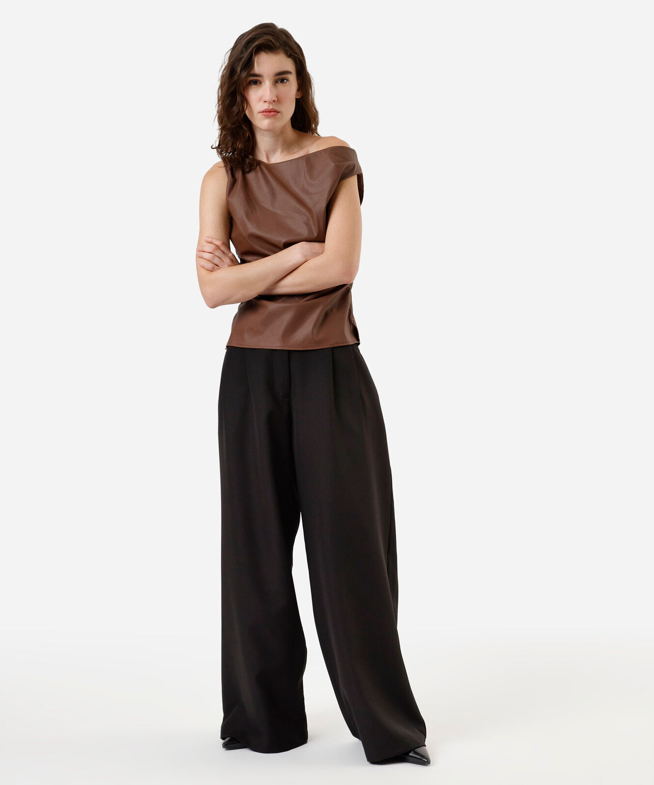blusa feminina de poliuretano franzida marrom