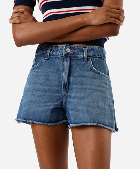 short feminino jeans com barra a fio e fenda cintura baixa azul