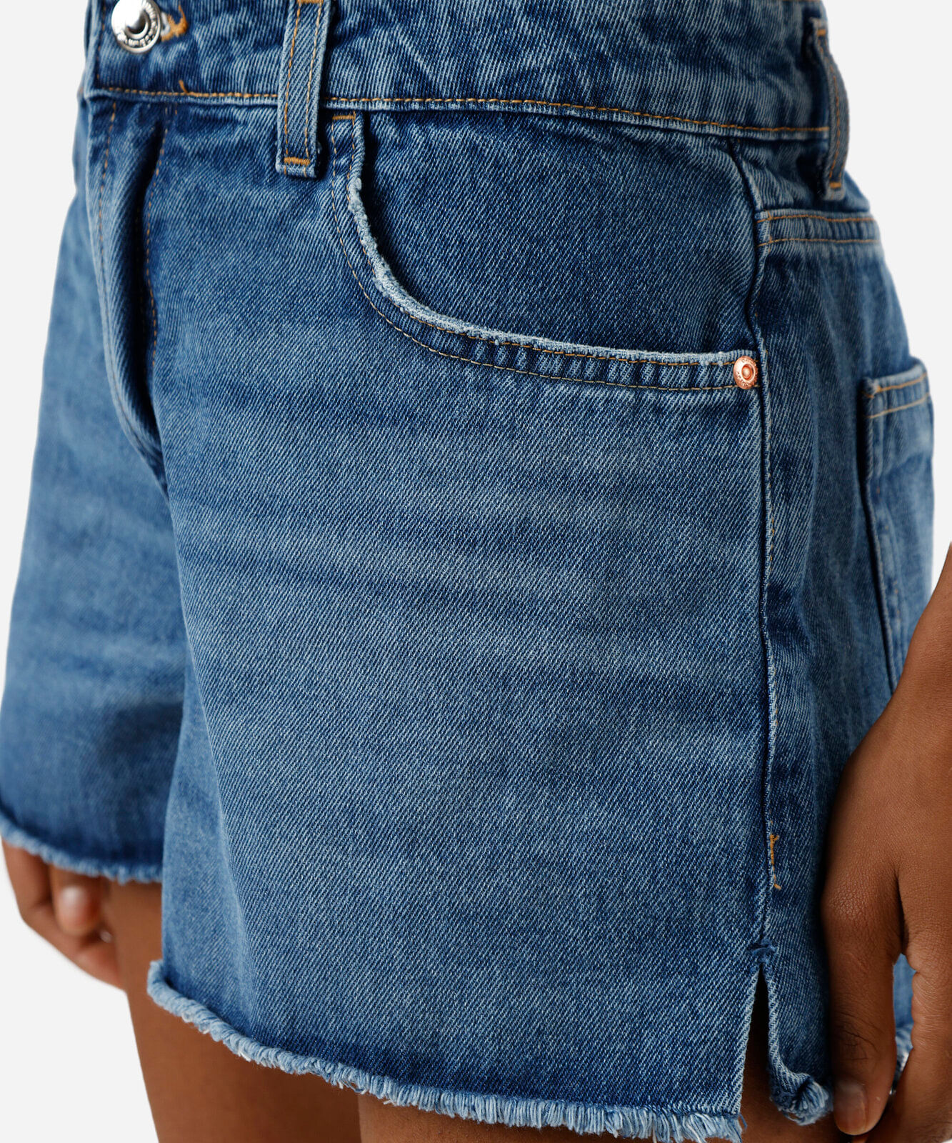 short feminino jeans com barra a fio e fenda cintura baixa azul