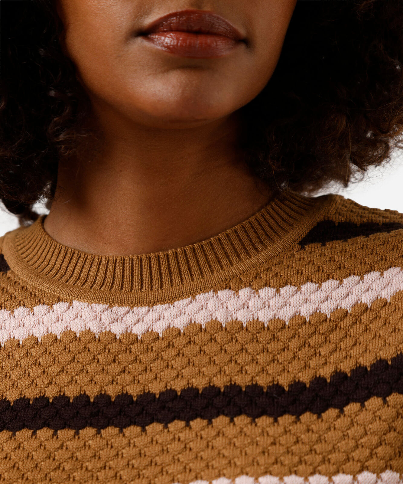 blusa feminina de tricot texturizada listrada marrom