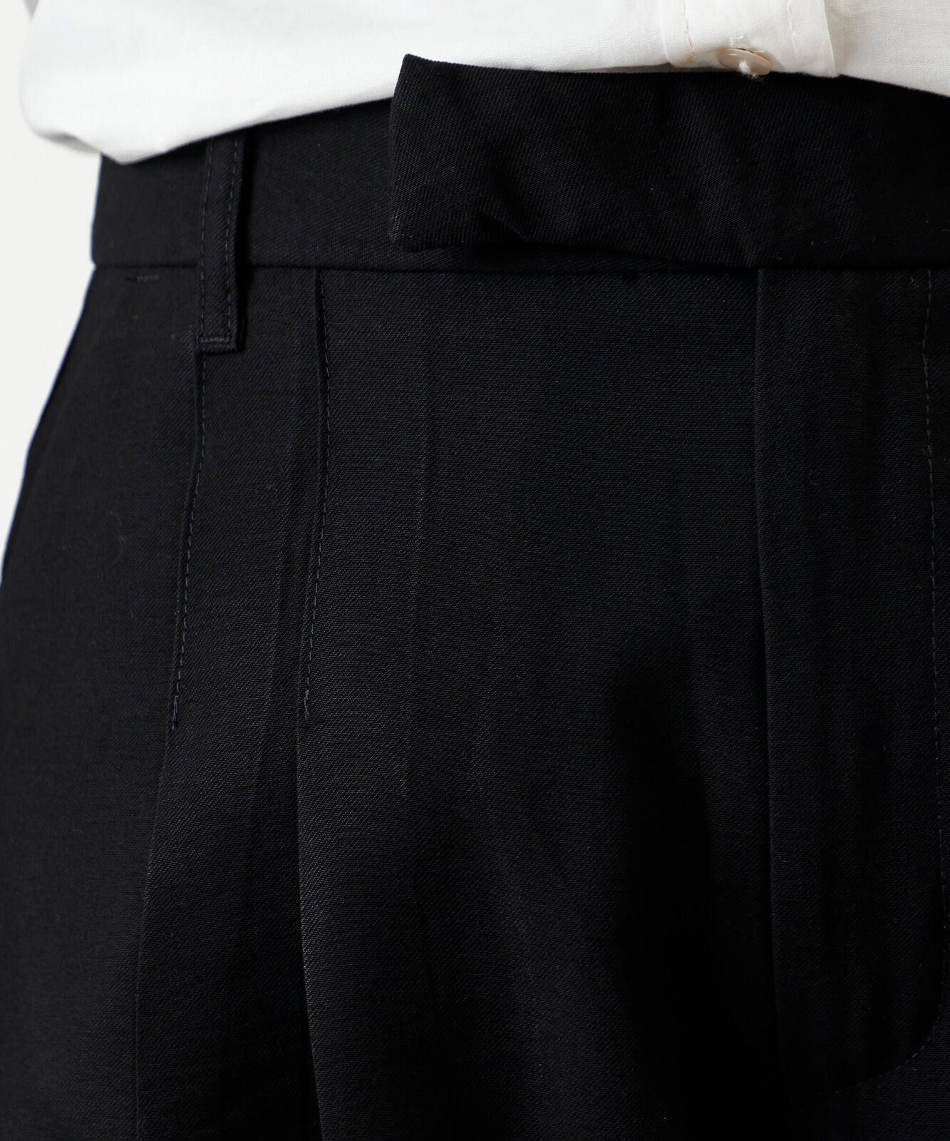 short de alfaiataria feminino com viscose e pregas preto