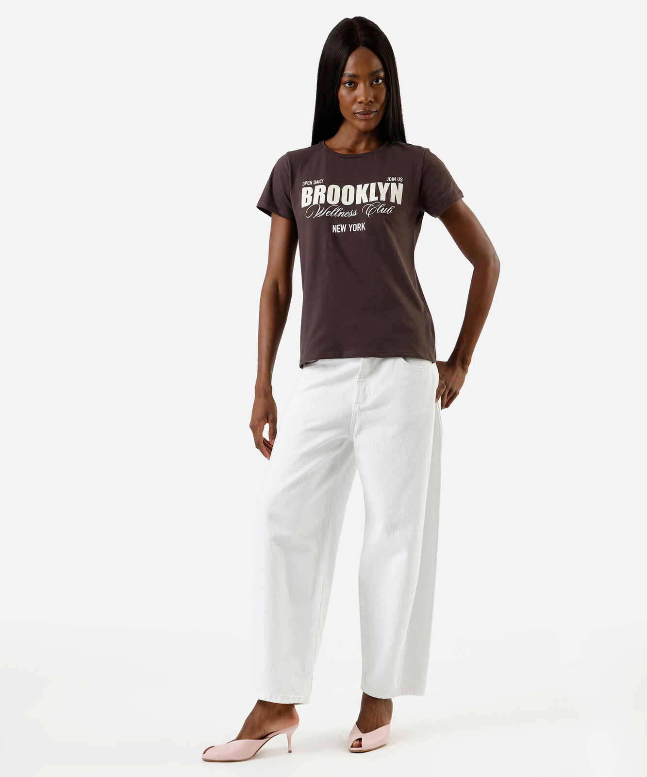 camiseta feminina de algodão manga curta estampada marrom