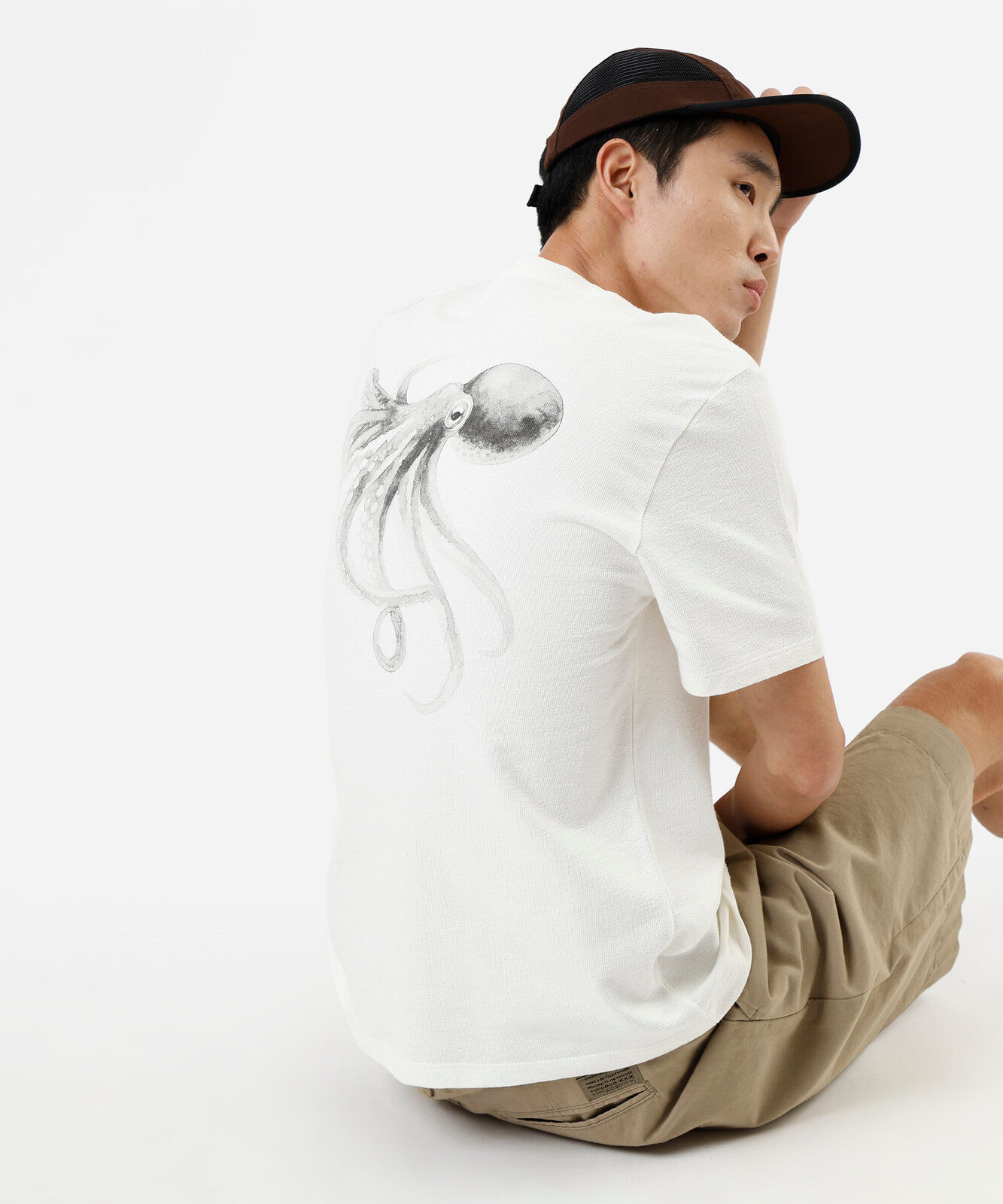 camiseta masculina de algodão estampada  off white