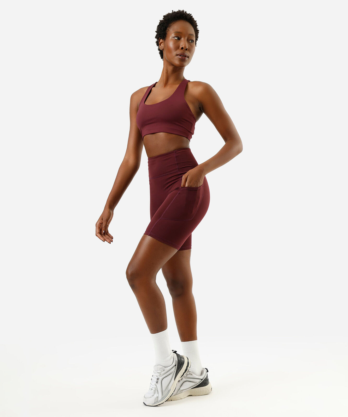bermuda feminina esportiva com bolsos vinho