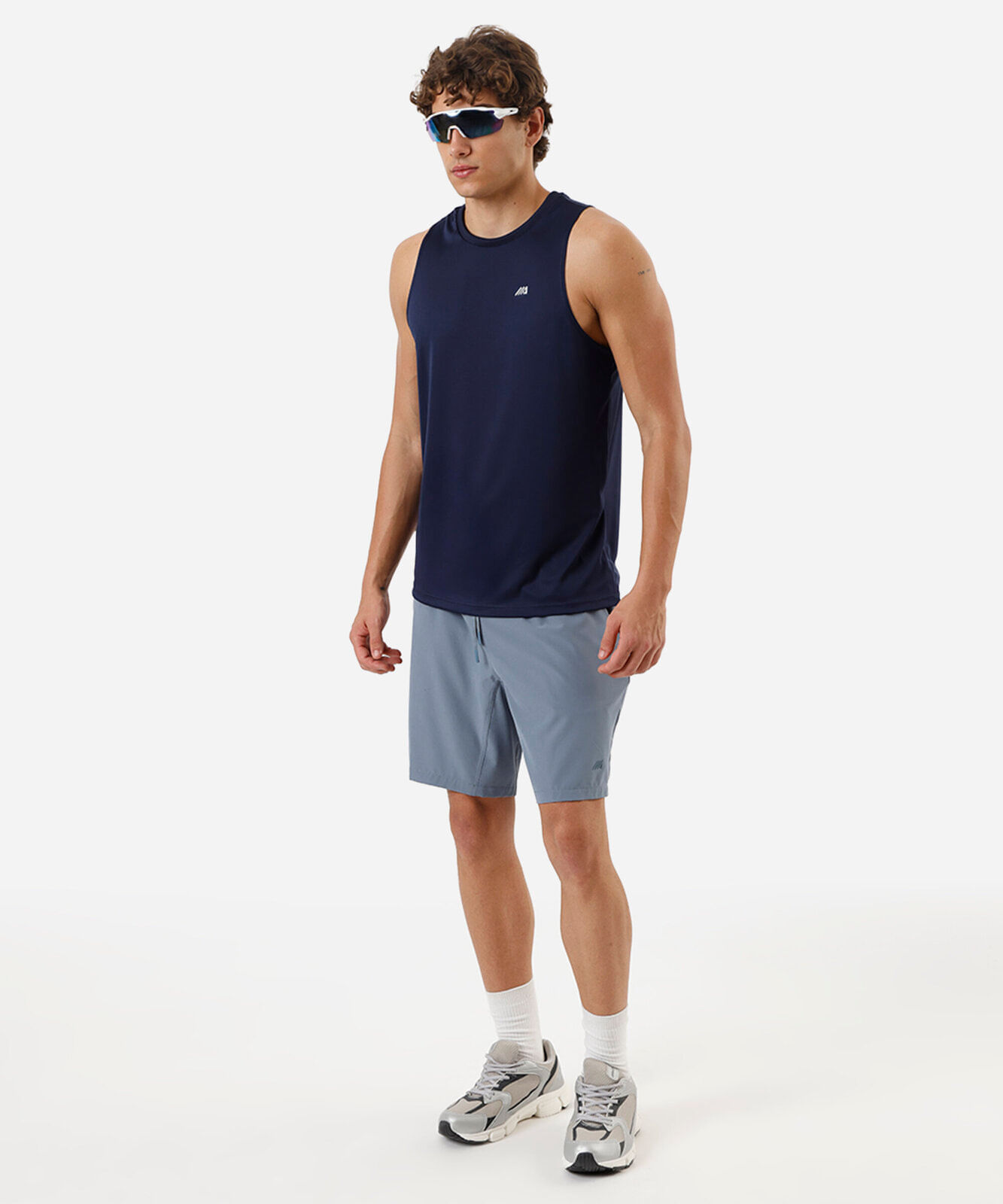 short masculino esportivo com recortes azul