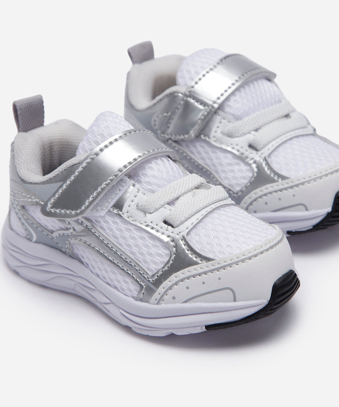 tênis esportivo infantil com velcro e recortes branco
