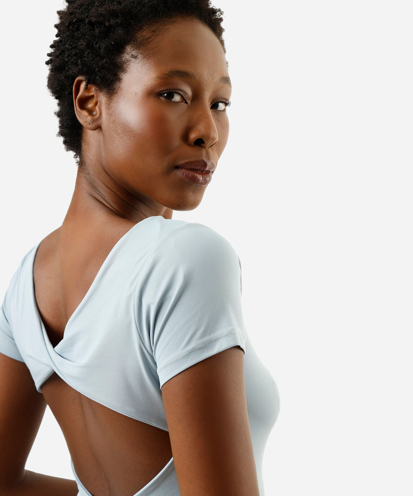cropped feminino esportivo com recorte vazado azul
