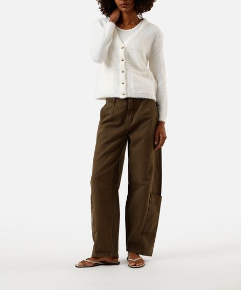 calça barrel feminina de sarja com bolso deslocado cintura média verde