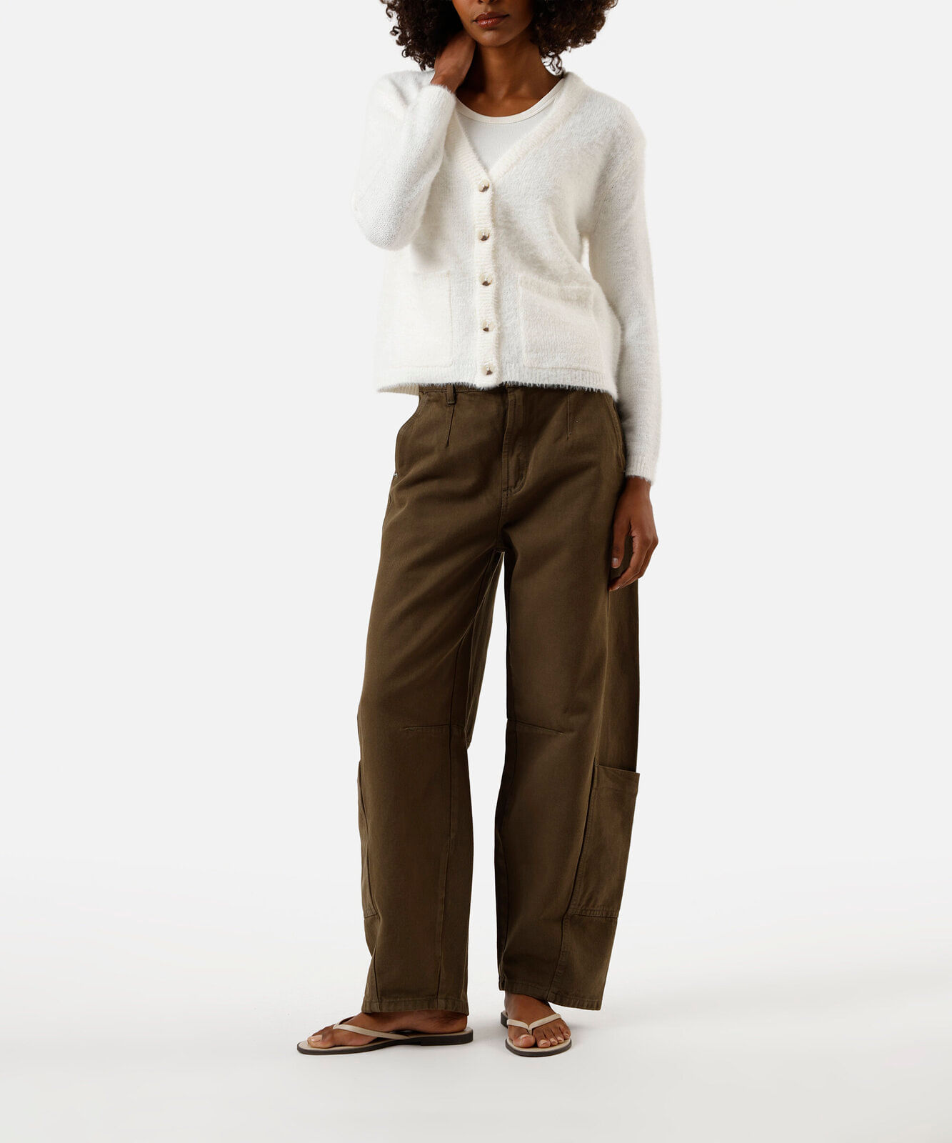 calça barrel feminina de sarja com bolso deslocado cintura média verde