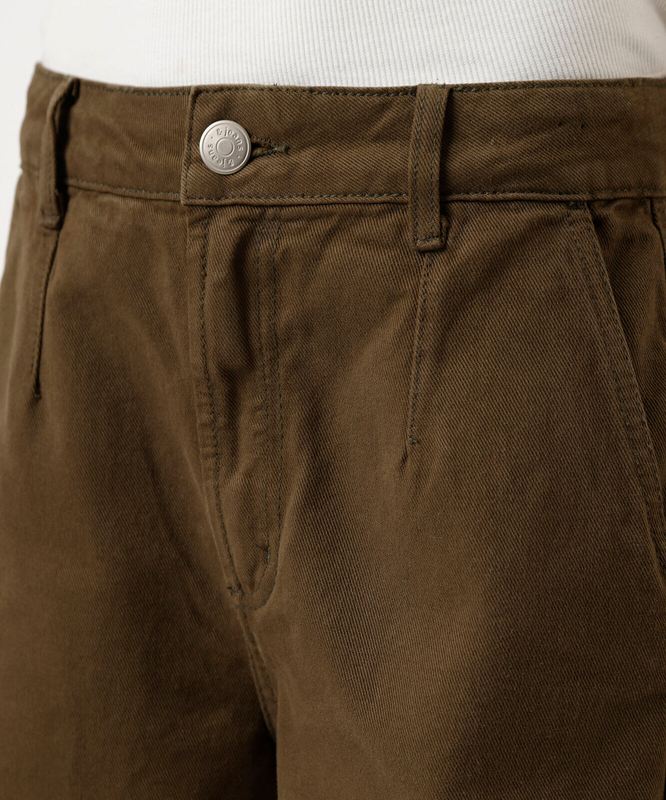 calça barrel feminina de sarja com bolso deslocado cintura média verde