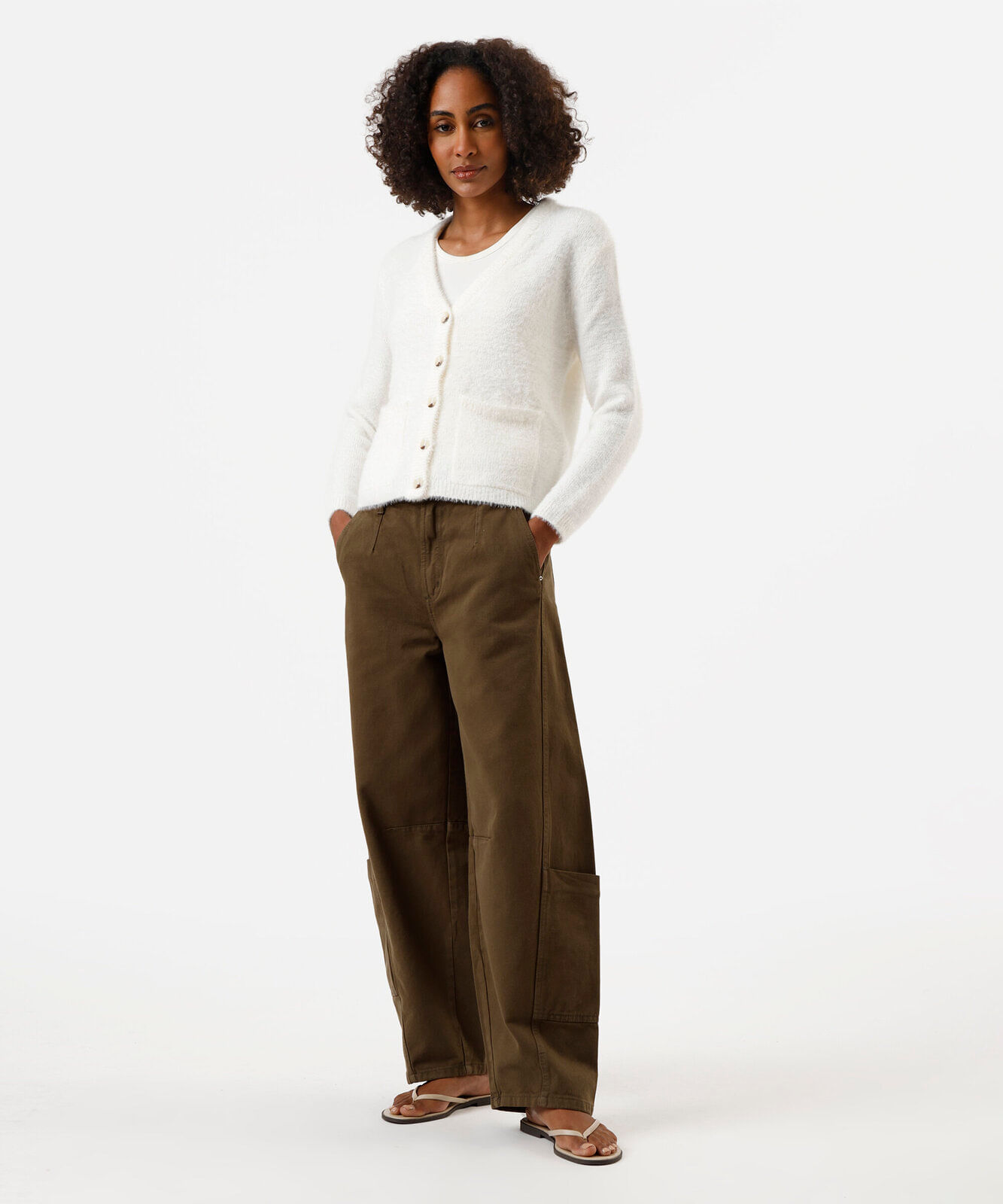 calça barrel feminina de sarja com bolso deslocado cintura média verde