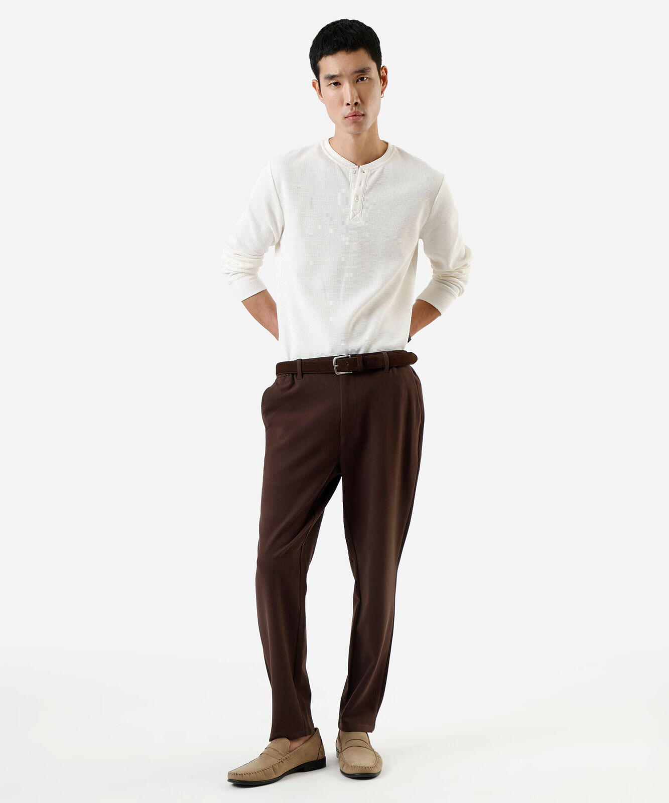 calça slim chino masculina cós elástico marrom