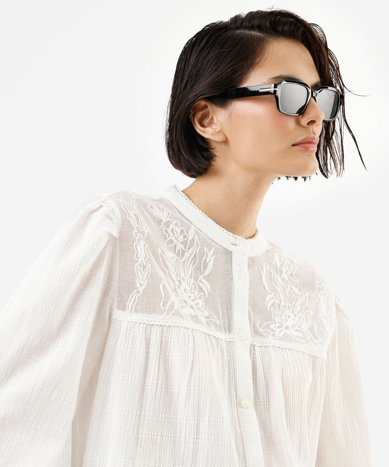camisa de tule bordada off white