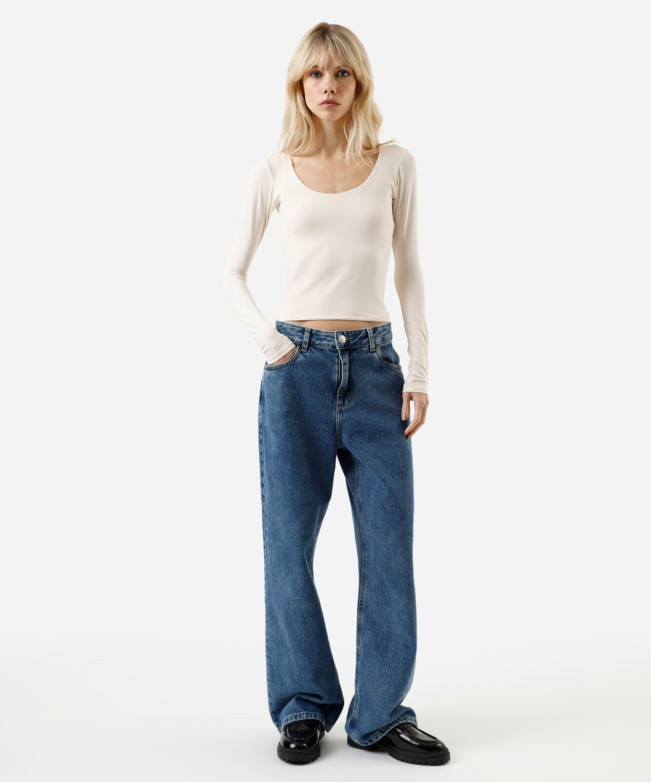 blusa cropped feminina de poliamida decote redondo manga longa  bege