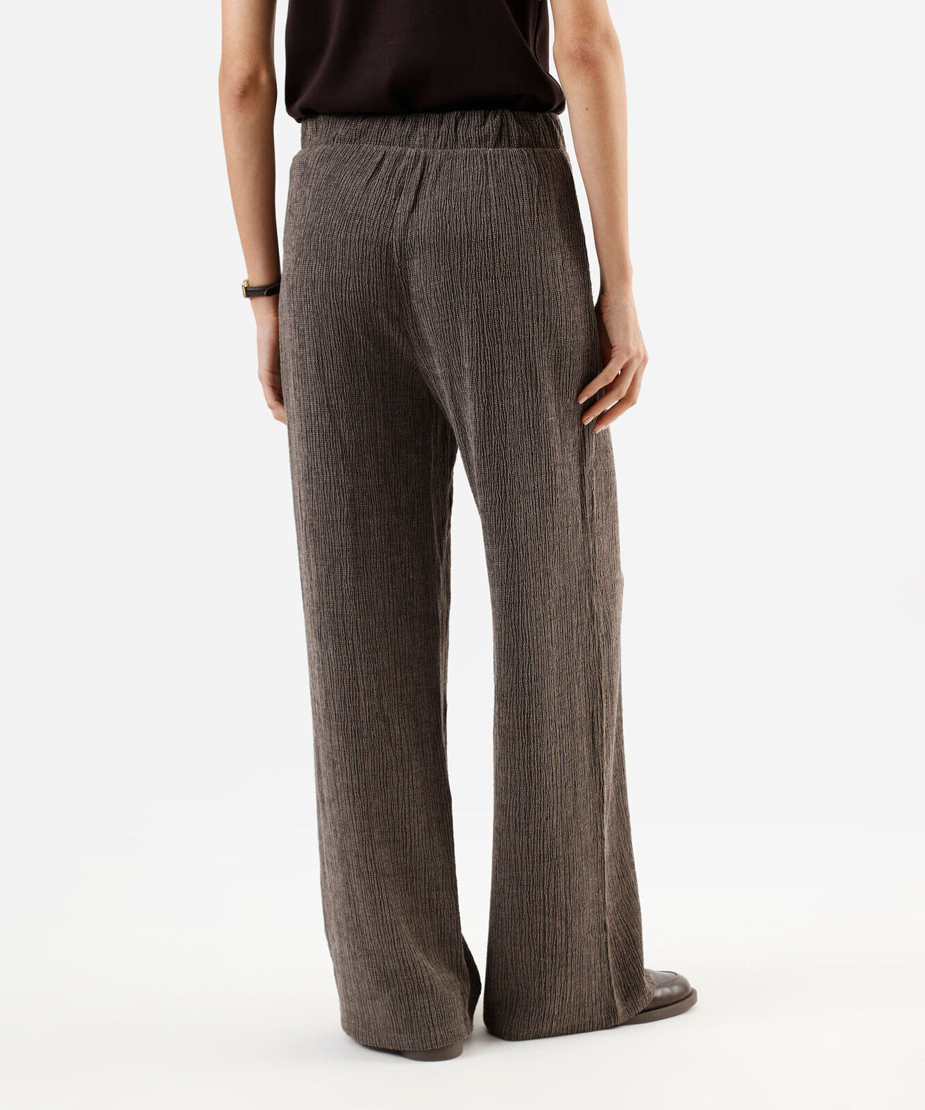 calça reta básica feminina texturizada marrom