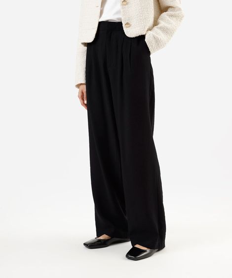 calça reta de alfaiataria feminina com viscose e pregas preta