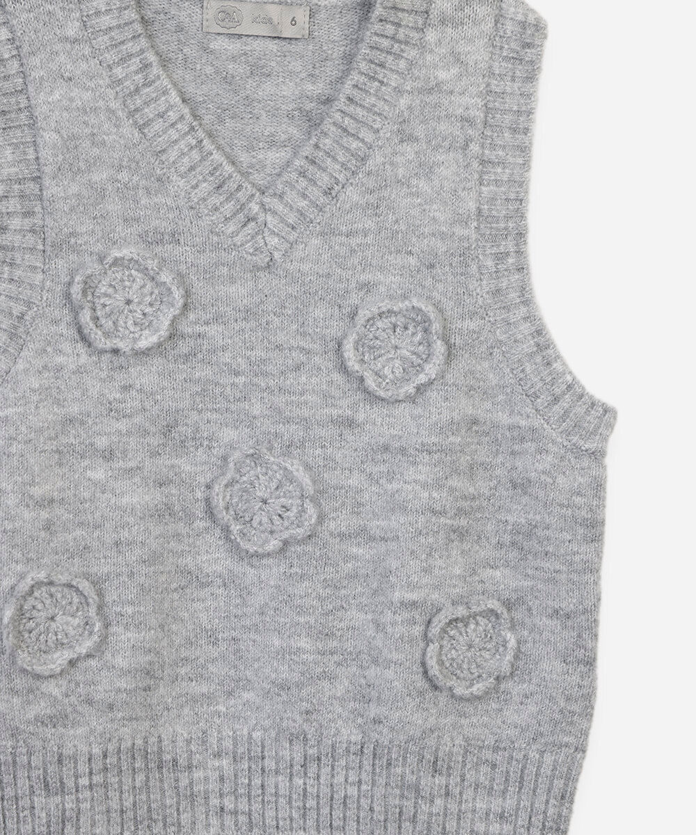 colete infantil de tricot decote v com flores cinza