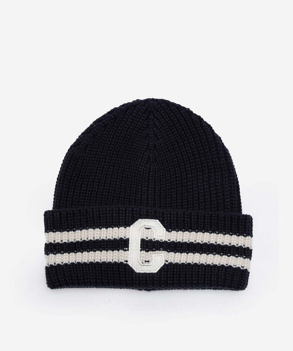 gorro de tricot com listras e patch azul