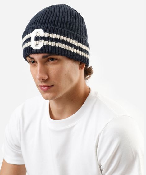 gorro de tricot com listras e patch azul