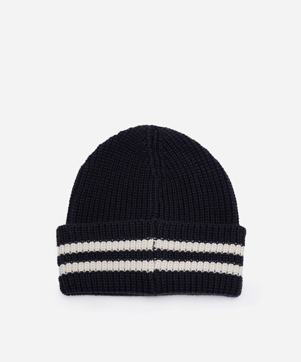 gorro de tricot com listras e patch azul
