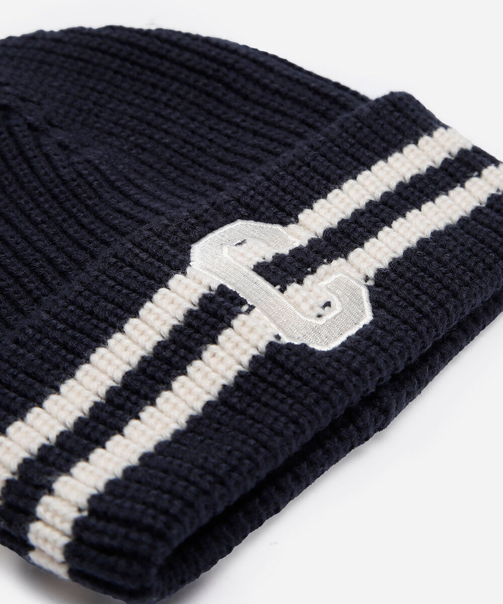 gorro de tricot com listras e patch azul