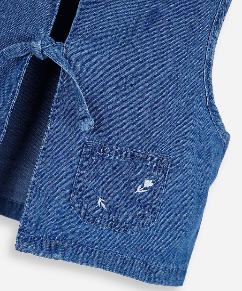 colete infantil jeans com bolsos e bordado azul