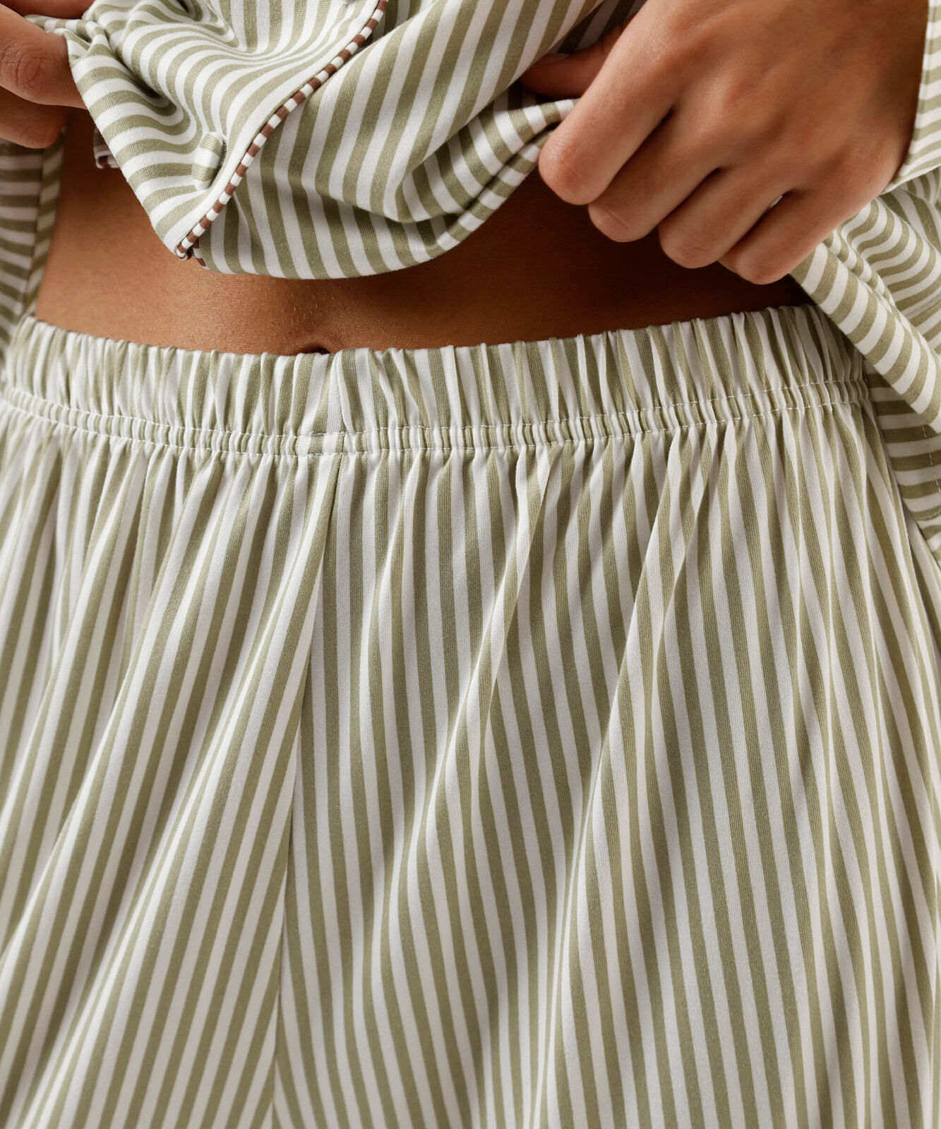 pijama longo americano listrado com scrunchie verde