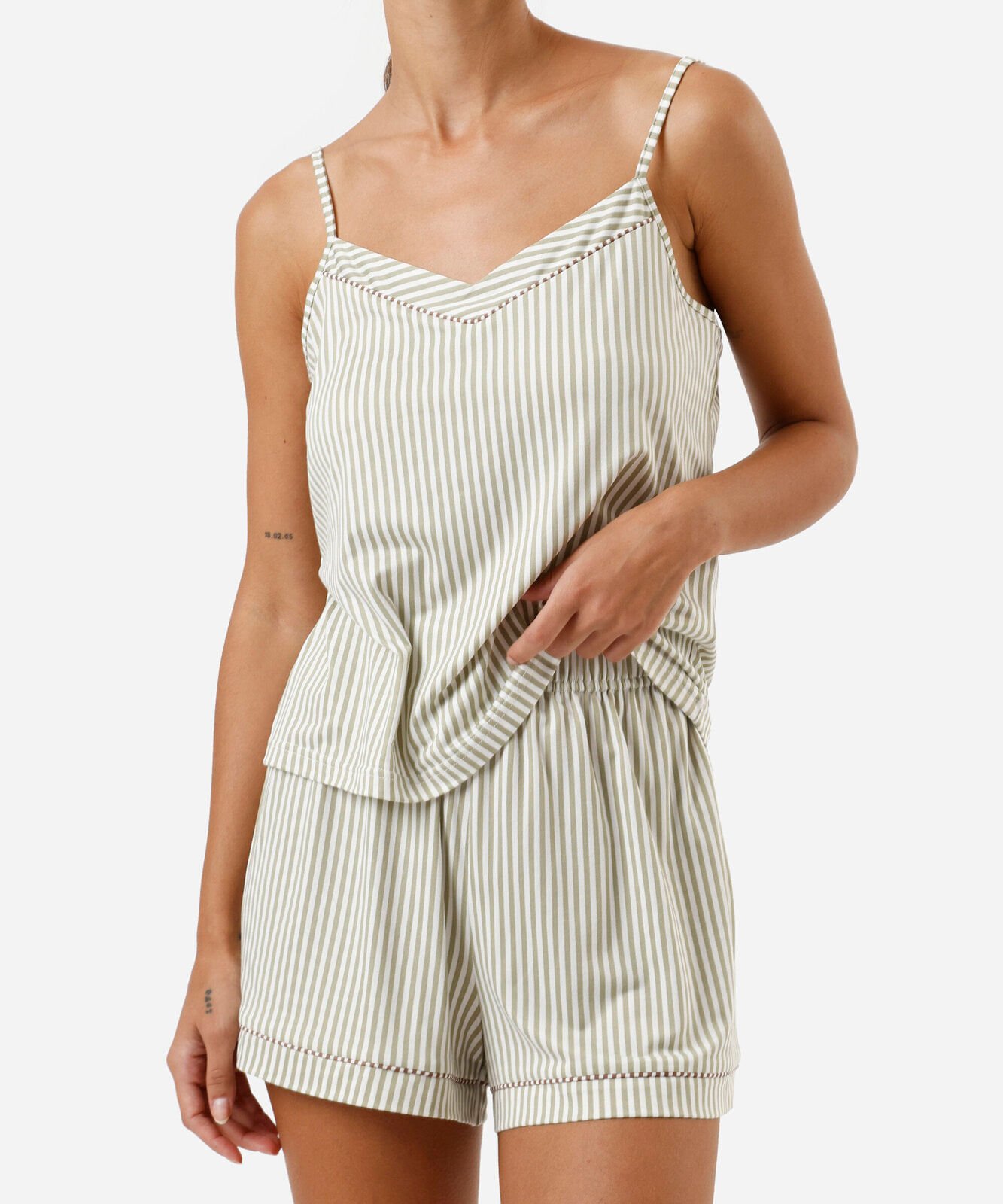 pijama short doll feminino listrado com scrunchie verde