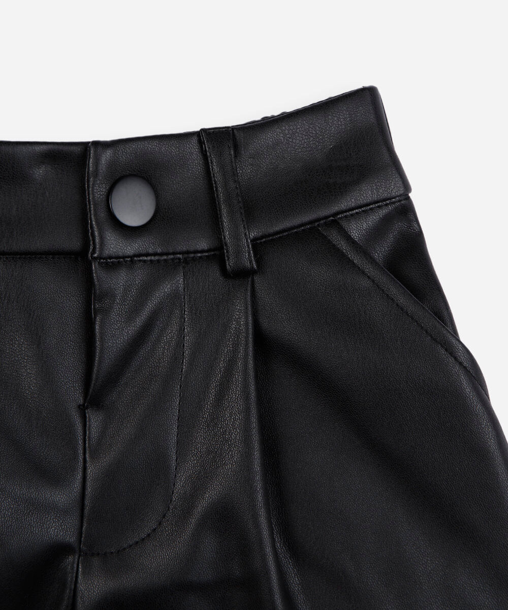 short infantil de poliuretano preto
